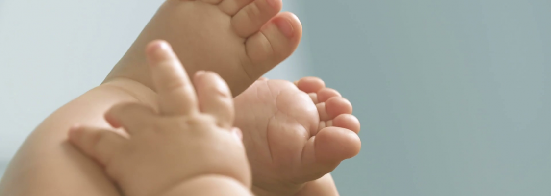 videoblocks-baby-hands-playing-with-baby-feet-close-up-a-close-up-profile-of-a-baby-playing-with-his-own-feet-in-slow-motion_hnwjbflzw_thumbnail-full01